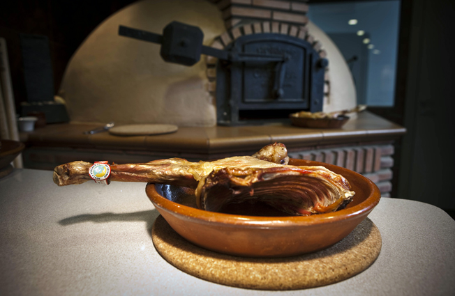Lechazo asado, uno de los iconos de la gastronomía de Castilla y León