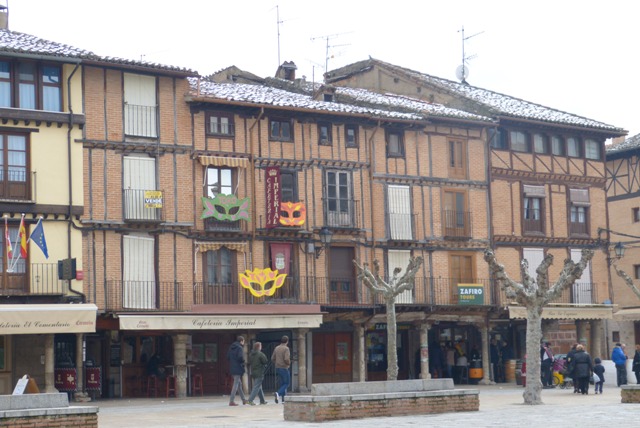 Laterales de la Plaza Mayor con restos aún de Carnavales Turismo en Toro