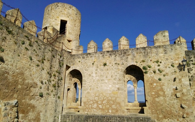 Interior del patio de armas del Castillo de Frías - Destino Castilla y León