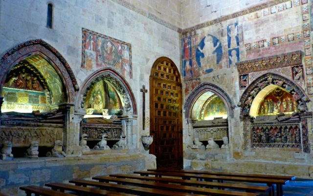  Transepto de la Catedral vieja con sepulcros y policromía