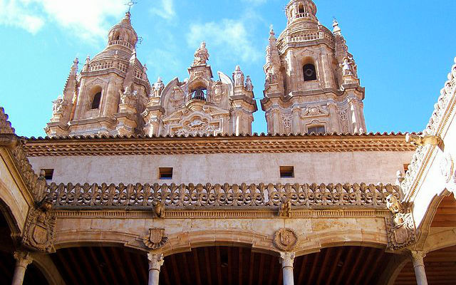 Patio de la Casa de las Conchas, el lugar ideal para ver las torres de La Clerecía - Destino Castilla y León