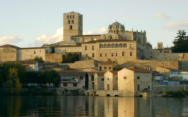 Catedral de Zamora dominando el río Duero - Imagen del CD. Zamora
