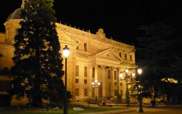 Palacio de Anaya nocturno - Destino Castilla y León