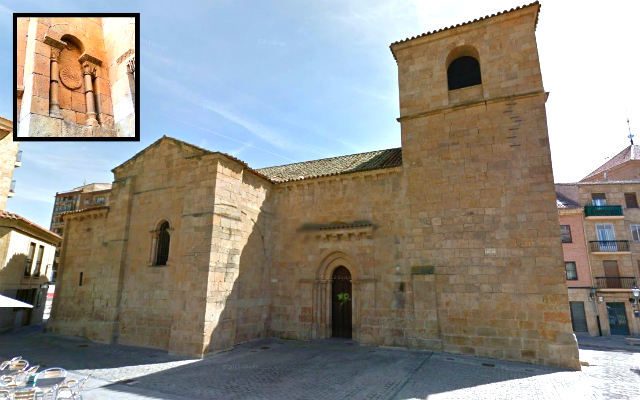 Iglesia Santo Tomás Cantuariense, con detalle de un disco bajo un arco - Destino Castilla y León