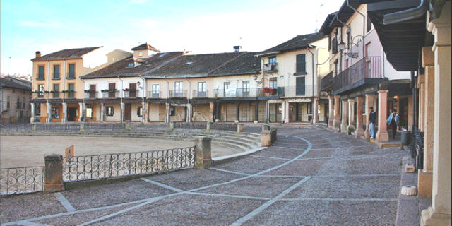 Plaza mayor de Riaza - Imagen de Casas Rurales de Navarra