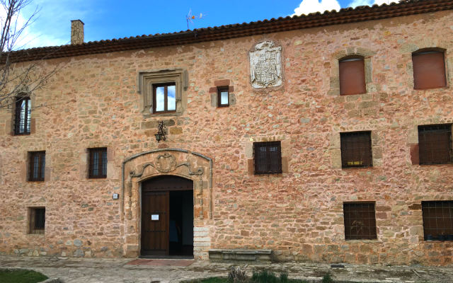 Fachada del Convento de Santa Isabel, donde podéis comprar dulces las monjas - Destino Castilla y León