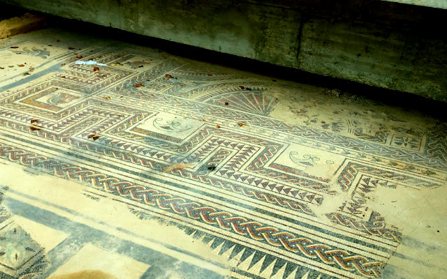 Mosaico romano en medio de una calle de Medinaceli - Destino Castilla y León