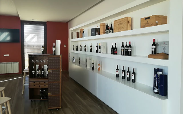 Centro de recpeción visitantes, donde puedes disfrutar de los vinos de Ramón Bilbao - Destino Castilla y León