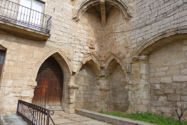 Restos de un iglesia gótica reusada como fachada de una vivienda en Toro - Destino Castilla y León
