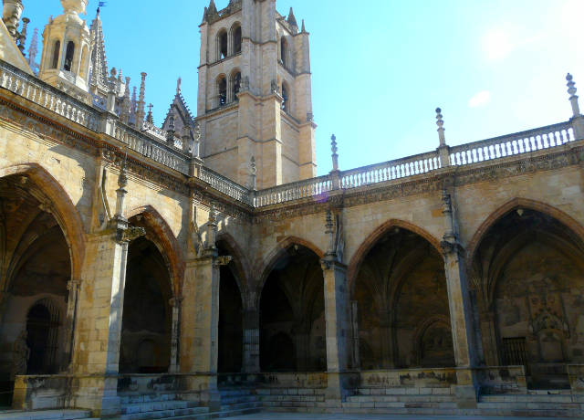 Claustro de la Catedral de León - Imagen de Wikipedia