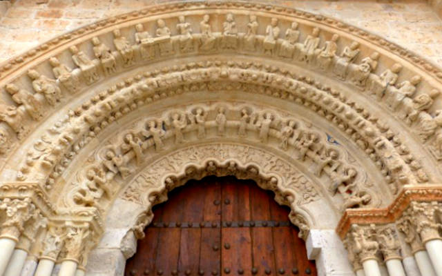 Puerta norte de la Colegiata de Toro, con sus preciosas arquivoltas románicas - Destino Castilla y León