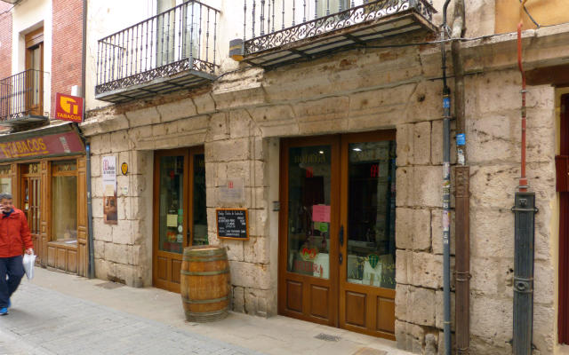 Fachada exterior de Bodega Muelas, junto a la plaza mayor de Tordesillas - Destino Castilla y León