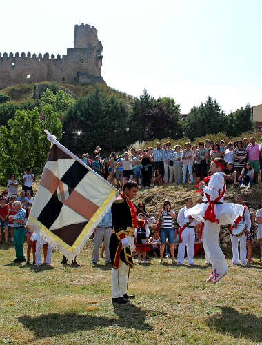Fiesta del Capitán con su bandera - Imagen de Turismo Ciudad de Frías