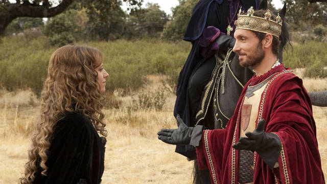 Isabel y su hermanastro y rey, Enrique IV en los Toros de Guisando - Imagen de Isabel la Serie de RTVE