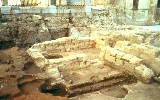 Cimentación de la puerta este de la ciudad romana de León, que se encuentra próxima al ábside de la Catedral - Imagen de Univ. Complutense