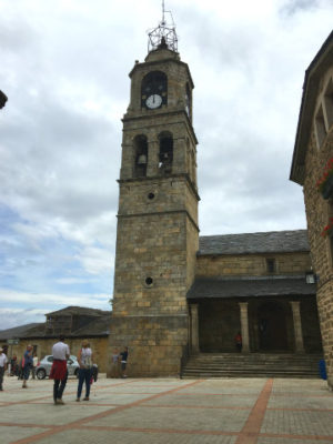 Entrada y torre campanario de la Iglesia de Santa María del Azogue de Puebla de Sanabria - Destino Castilla y León