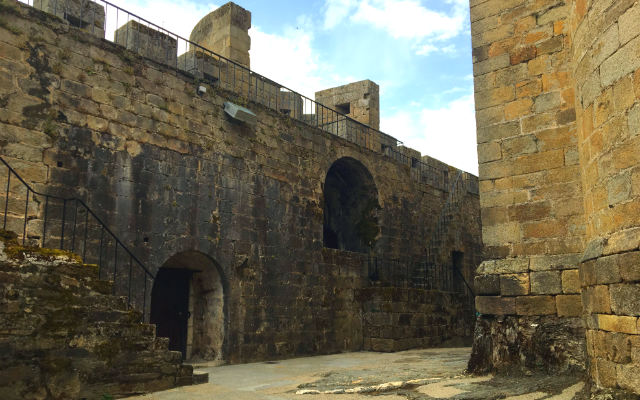 Patio de armas del Castillo de Puebla de Sanabria - Destino Castilla y León