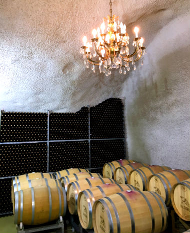 Parque de barricas de roble donde reposa el vino de Bodegas Valdigal - Destino Castilla y León