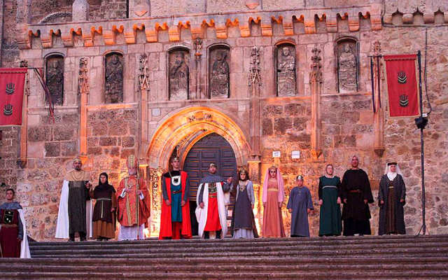 Personajes del Cronicón de Oña esperando a la puerta de la Iglesia - Imagen de El Correo de Burgos