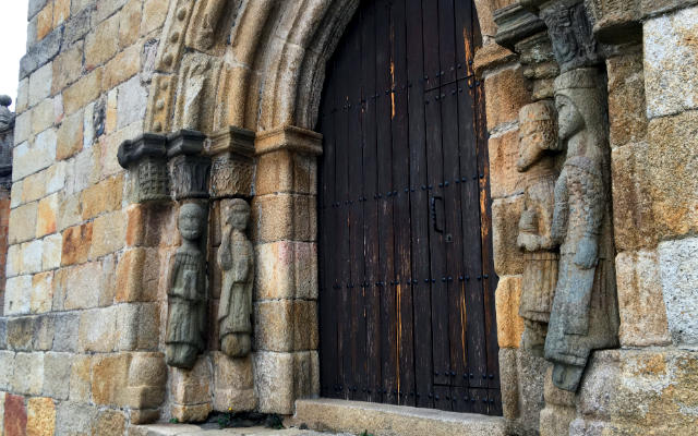 Columnas humanoides en la entrada a los piés de la Iglesia de Santa María del Azogue - Destino Castilla y León