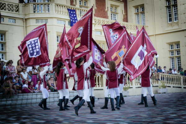 Desfile de Pendones en el Palacio de las Salinas de Medina del Campo