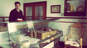 Armando en la tienda de Quesos Félix - Destino Castilla y León