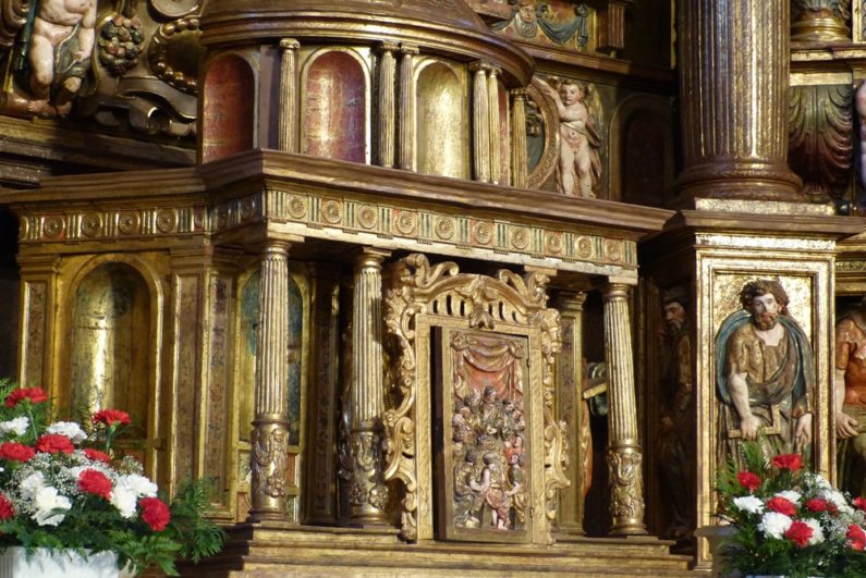 Sagrario sin figuras en el retablo de en la Iglesia de Santa María de Alaejos