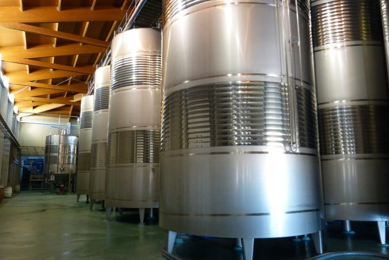 Cómo se elabora el vino blanco Depósitos de almacenamiento del vino