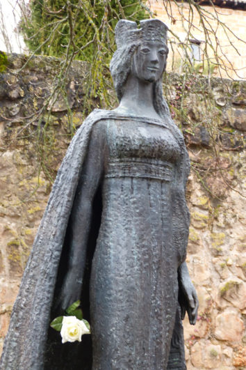 Escultura en homenaje a la princesa Kristina de Noruega en Covarrubias