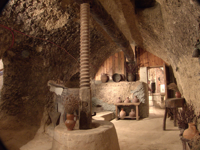 interior de la bodega centenaria Valdesneros en Torquemada