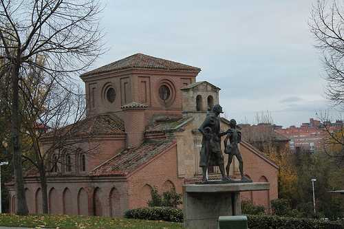 Iglesia de Santiago del Arrabal y estatua de lazarillo de tormes