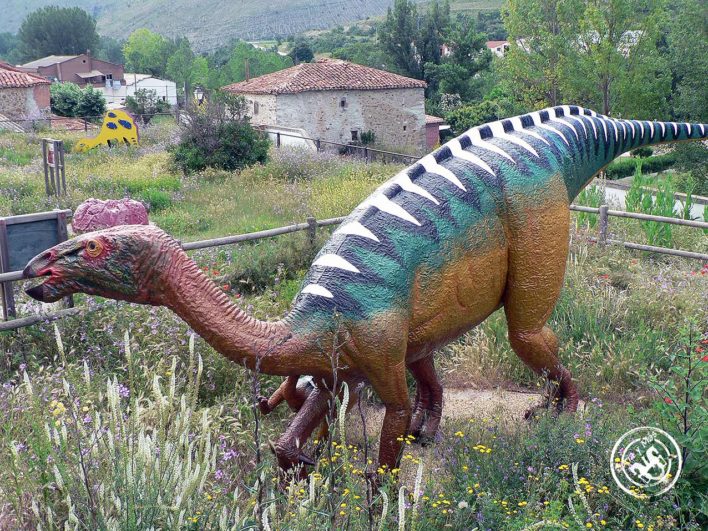 Ideas para viajar a Soria réplica de un dinosaurio en Soria