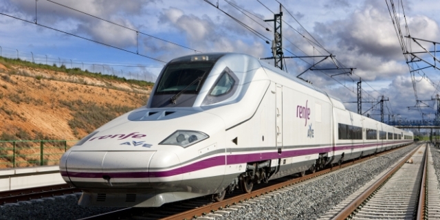 Tren AVE 'Patito', que va por Castilla y León - Destino Castilla y León