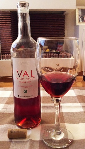 Copa de vino rosado de Bodegas Valdelosfrailes - Destino Castilla y León