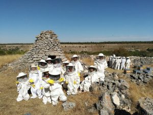 Niños visitando las colmenas de Mieles Montes de Valvení