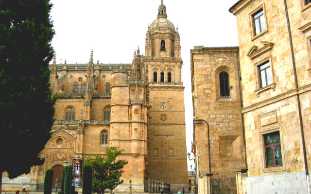 Esquina de la Catedral nueva de Salamanca - Destino Castilla y León