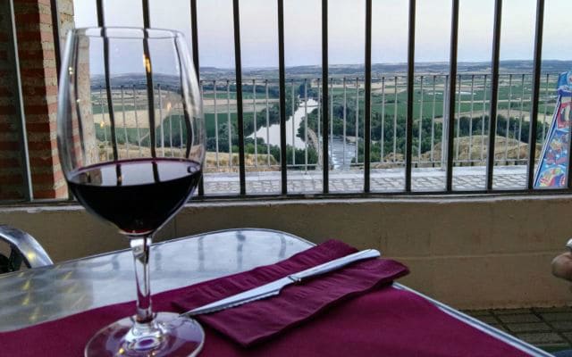 Disfrutando de un vino de Toro desde el mirador del restaurante Juan II – Destino Castilla y León