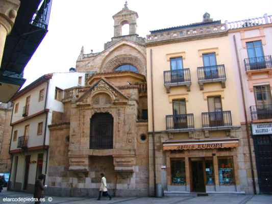 Ventana a la Plaza del Corrillo de la Iglesia de San Martín de Salamanca - Imagen de Elarcondepiedra