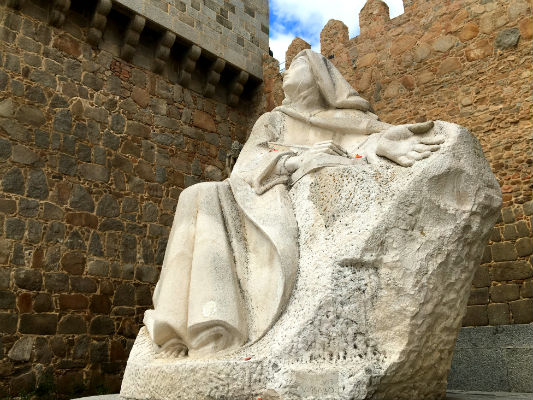 Escultura de Santa Teresa de Jesús al pie de las murallas de Ávila - Destino Castilla y León