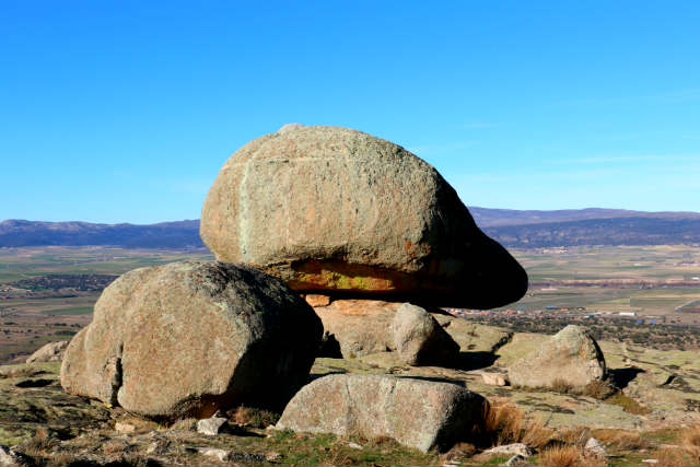 Formaciones rocosas esféricas o con formas de cabeza en la subida al castro - Destino Castilla y León