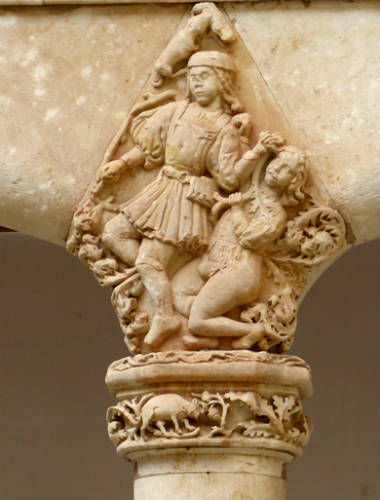Detalle de uno de los capiteles del Palacio de los Condes de Requena - Destino Castilla y León