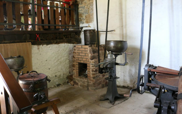Desnatadora mecánica y hornillo donde calentar la leche - Destino Castilla y León