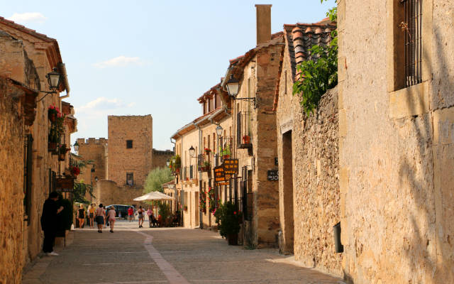 Calle hacia el Castillo de Pedraza - Destino Castilla y León