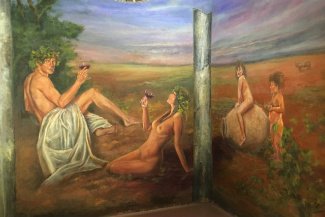 Pinturas murales en la sala de Barricas - Museo del Vino Pagos del Rey 