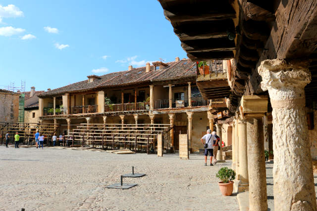 Plaza Mayor de Pedraza con las gradas para festejos - Destino Castilla y León