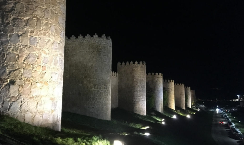 Murallas de Ávila de noche - Destino Castilla y León