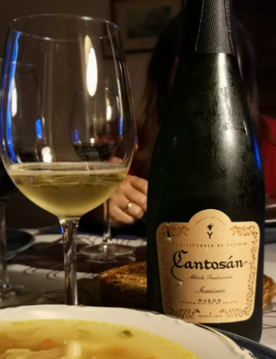 Copa y botella del Cantosan Semiseco - Destino Castilla y León