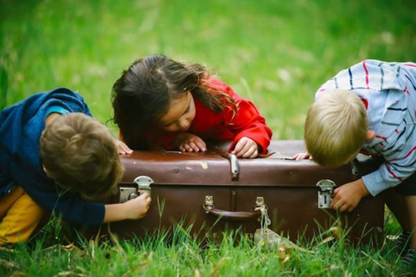 Niños jugando con maleta. Fuente: Flickr. Autor: Katsuhito-Nojiri