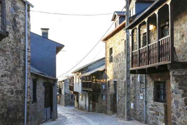 El Acebo, el primer pueblo berciano del Camino - Destino Castilla y León