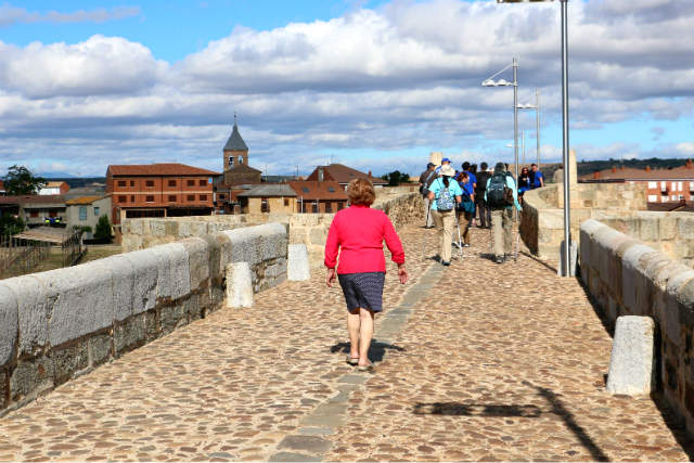 Paso de peregrinos por el Passo Honroso de Hospital del Órbigo - Destino Castilla y León